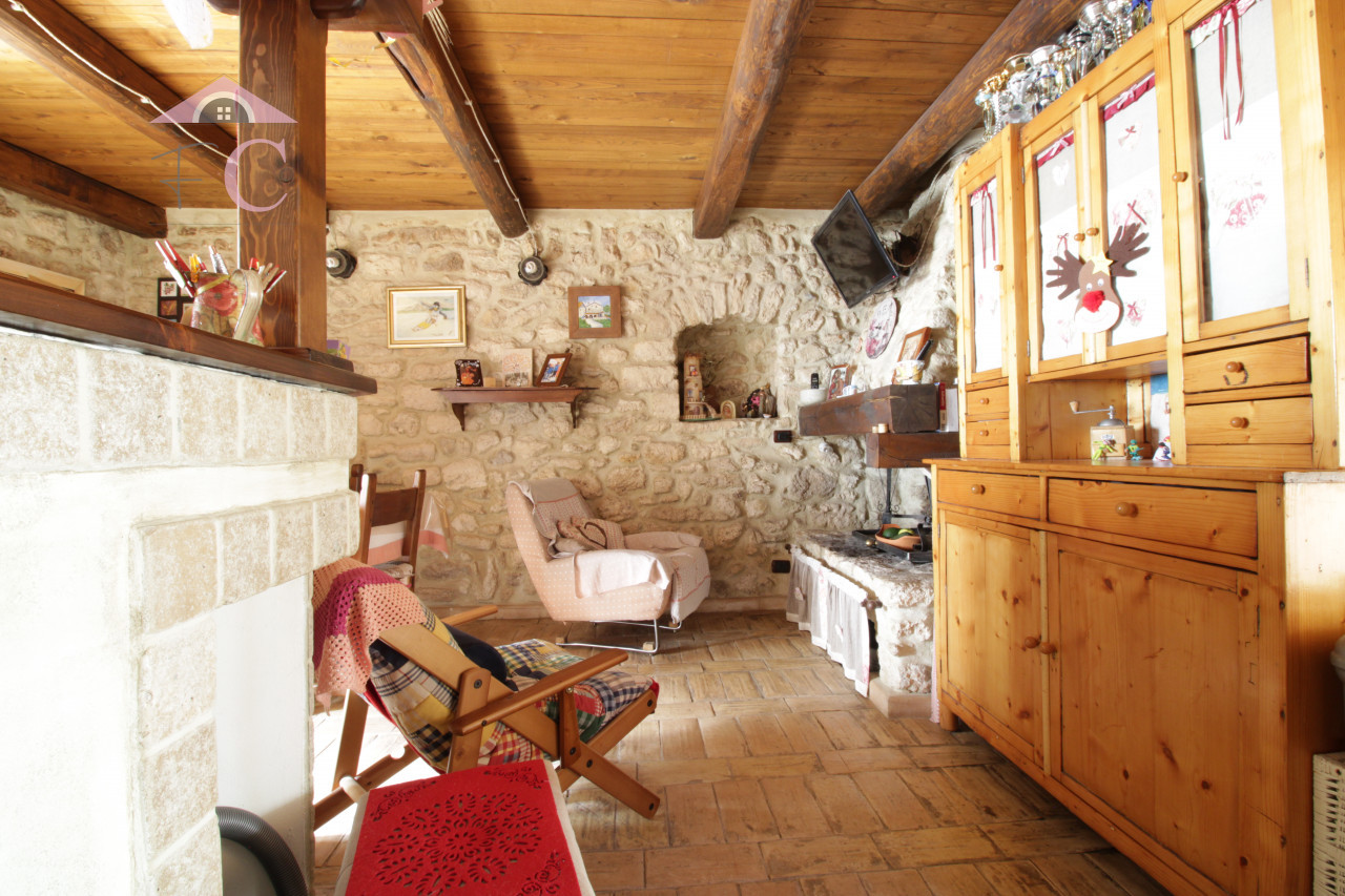 quadrelli proprieta storica e di lusso giardino pietra a vista terrazza panoramica 1.png